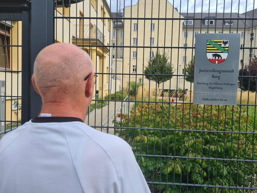 Helmut" S, vor dem Eingang des Offenen Vollzugs in Magdeburg.