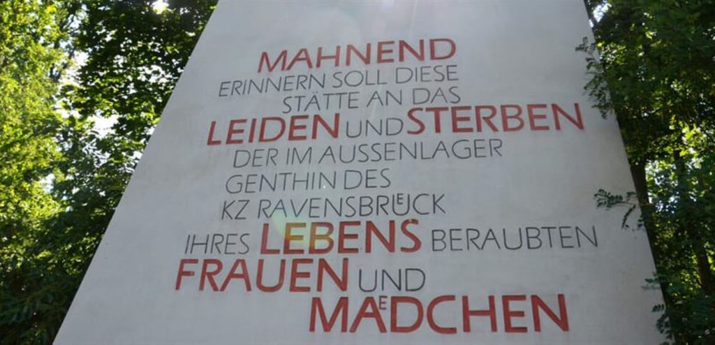 Das Mahnmal in Genthin-Wald erinnert an das leid der zwangsarbeiterinnen. Eine Dokumentation, die im Genthiner Kino gezeigt wird, informiert über die Hintergründe.
