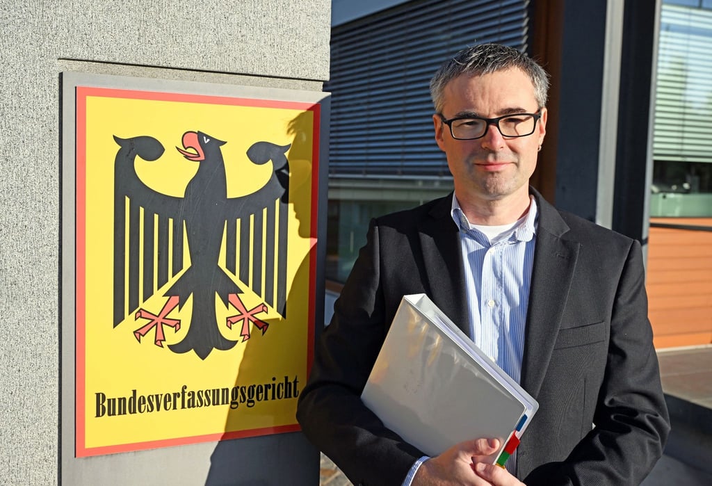 Tobias, Kläger in Sachen „Regelungen zur Vaterschaftsanfechtung“, aufgenommen vor dem Bundesverfassungsgericht.