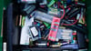Alte Batterien und Akkus liegen in einem Sammelbehälter auf einem Recyclinghof.