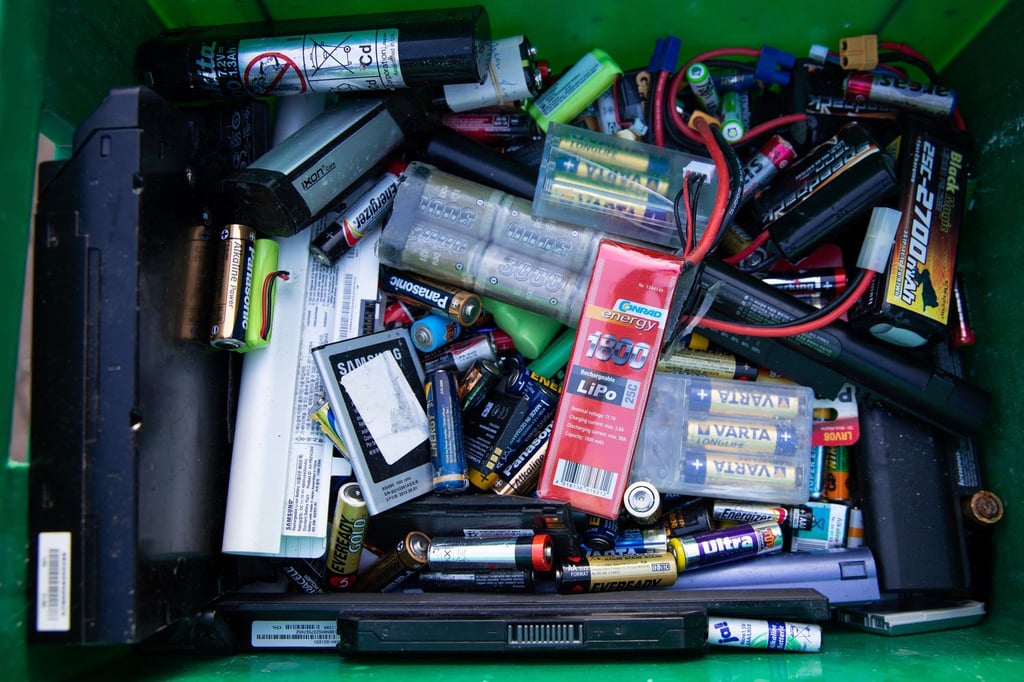 Alte Batterien und Akkus liegen in einem Sammelbehälter auf einem Recyclinghof.