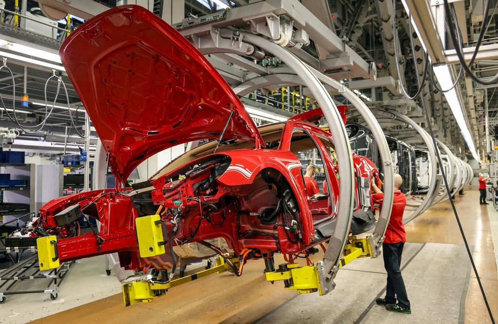 Ein Mitarbeiter montiert Kabelbäume in einen Porsche Panamera Hybrid im Leipziger Porsche Werk.