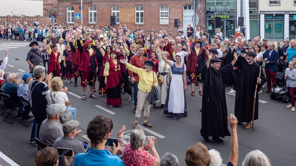 Während des Festumzuges in Torgau sind auch die Wittenberger Botenläufer mit Martin Luther zu erleben.