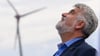 Armin Willingmann (SPD), Energieminister des Landes Sachsen-Anhalt, steht in einem Windpark.