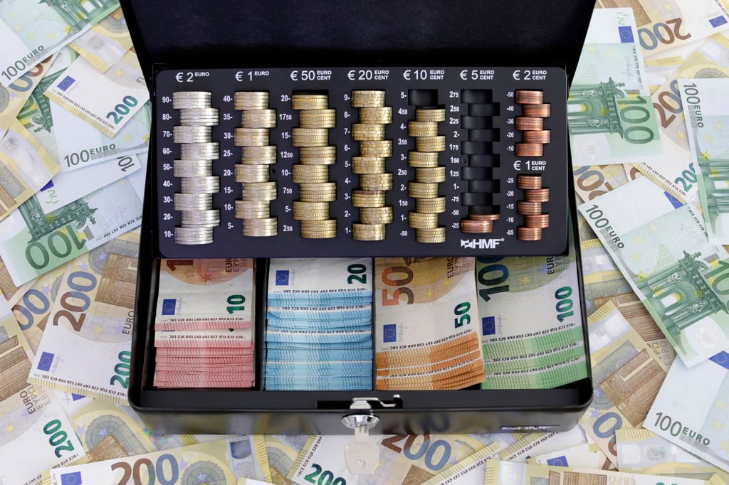 Symbolbild - Falls das Urteil rechtskräftig wird, stehen den 13 Kommunen insgesamt 11,6 Millionen Euro zu.