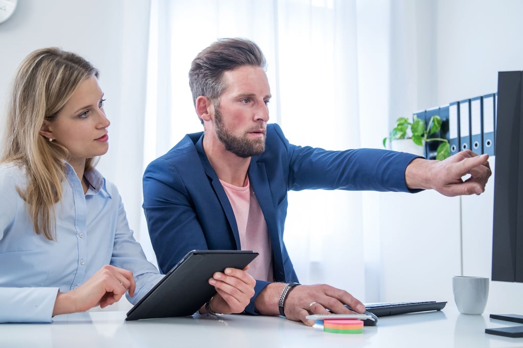 KI wird in Zukunft immer mehr den menschlichen Alltag bestimmen - auch den Berufsalltag. Welche zehn Berufe von Künstlicher Intelligenz am meisten gefährdet sind.