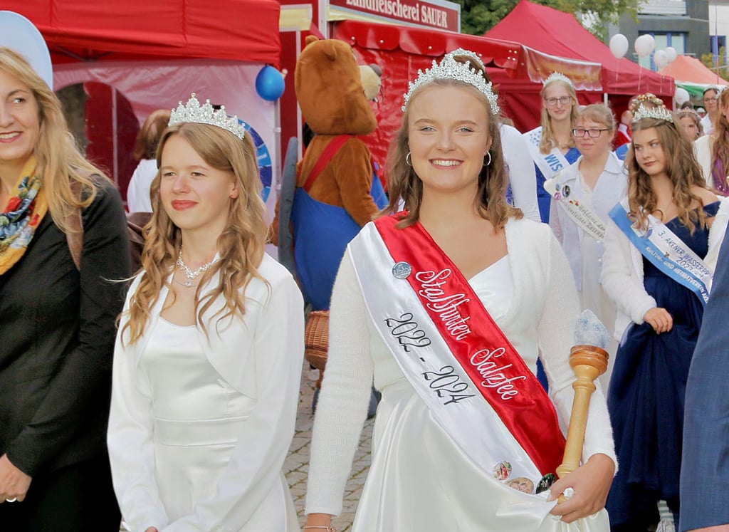 Amy (links) und Jenny Marnitz hatten am Sonntag beim Tag der Regionen in Staßfurt einen gemeinsamen Auftritt. In Zukunft soll Amy als „Salzfeechen“ allein Termine wahrnehmen.