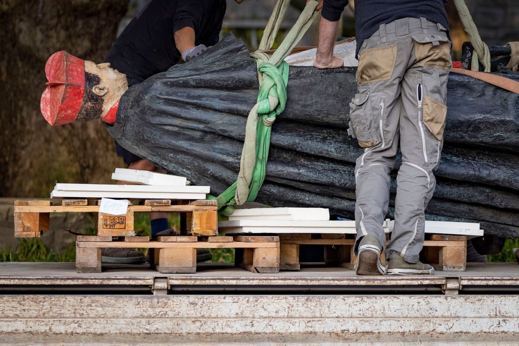 Die Skulptur des Essener Kardinals Franz Hengsbach wird nach der Demontage vor dem Essener Dom auf einen Lastwagen verladen.