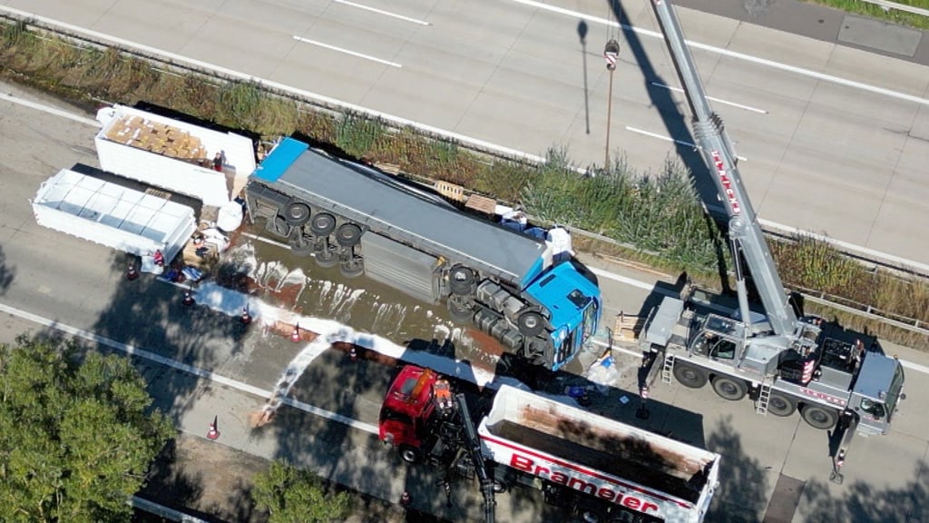 Zu einem Stau und einer Vollsperrung kommt es am Dienstagvormittag auf der Autobahn A2 Braunschweig Richtung Magdeburg zwischen Eilsleben und Bornstedt. Foto: