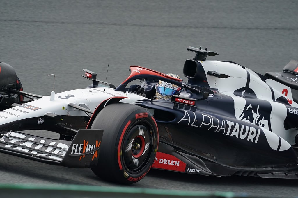 Daniel Ricciardo aus Australien vom Team Alpha Tauri ist auf der Strecke unterwegs.