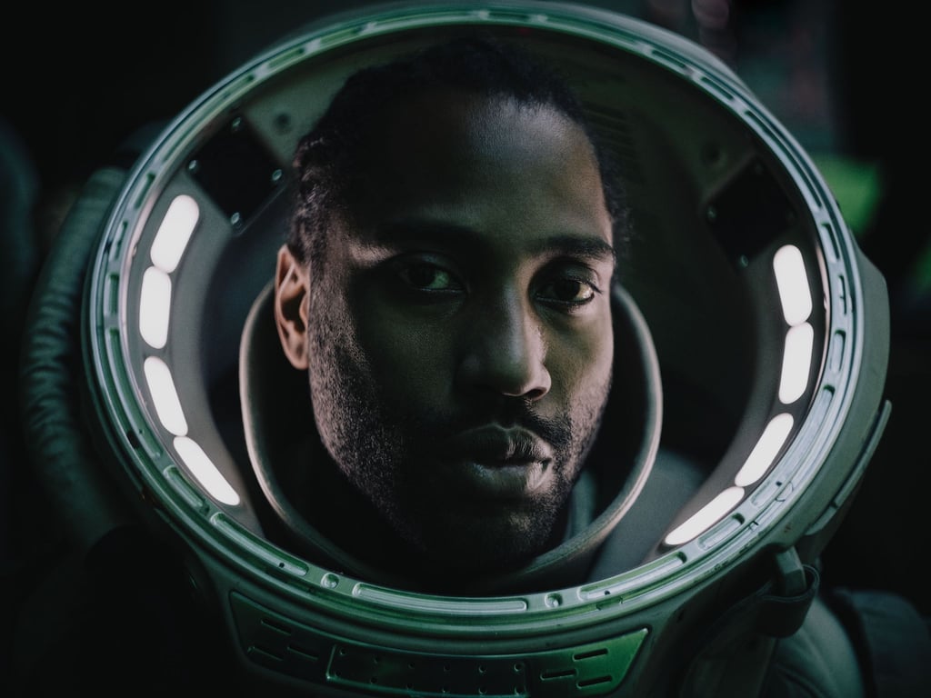 In New Asia soll US-Spezialagent Joshua (John David Washington) den mysteriösen KI-Architekten Nirmata finden.