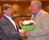Der Staßfurter Bürgermeister René Zok (rechts) verabschiedet den bisherigen Fachbereichsleiter Wolfgang Kaufmann (66) in den Ruhestand Seit 1. April 2002 stand er in Diensten der Stadt.