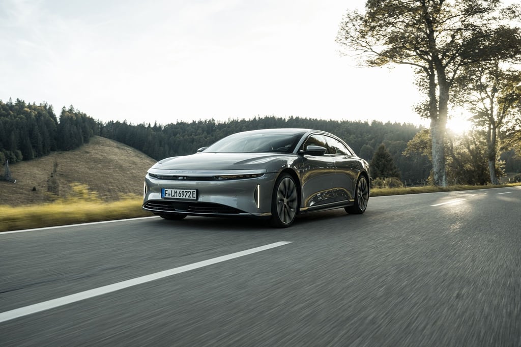 Macht den Großen Konkurrenz: Das luxuriöse E-Auto Lucid Air Touring, hier in Cosmos Silver.