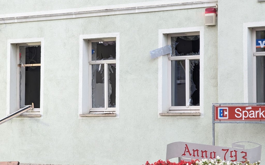 Die Fensterscheiben einer Bankfiliale in Schloßvippach sind zerbrochen.