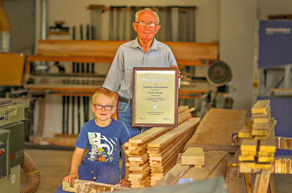 Diamantmeister Ulrich Schröder mit Urenkel Florian in seiner Tischlerei in Zscherneddel, die inzwischen der Enkelsohn führt.