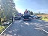 Wegen des Unfalls ist die Straße voll gesperrt.