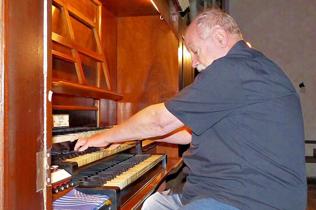 Organist Wolf-Günter Leidel aus Weimar hatte mit seinem Spiel an der Eifert-Orgel zu einer Reise in den Herbst eingeladen.