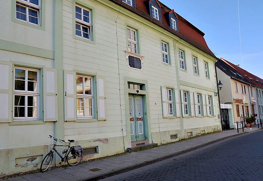 Tür und Metalltor des Hauses Markt 9 wurde zugeschlossen. Das Gebäude gehört der Stadt Barby.