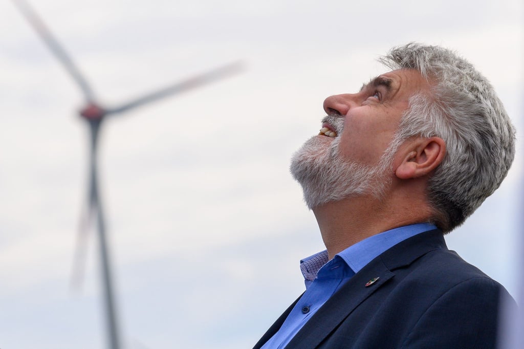 Armin Willingmann (SPD), Energieminister des Landes Sachsen-Anhalt, steht in einem Windpark.
