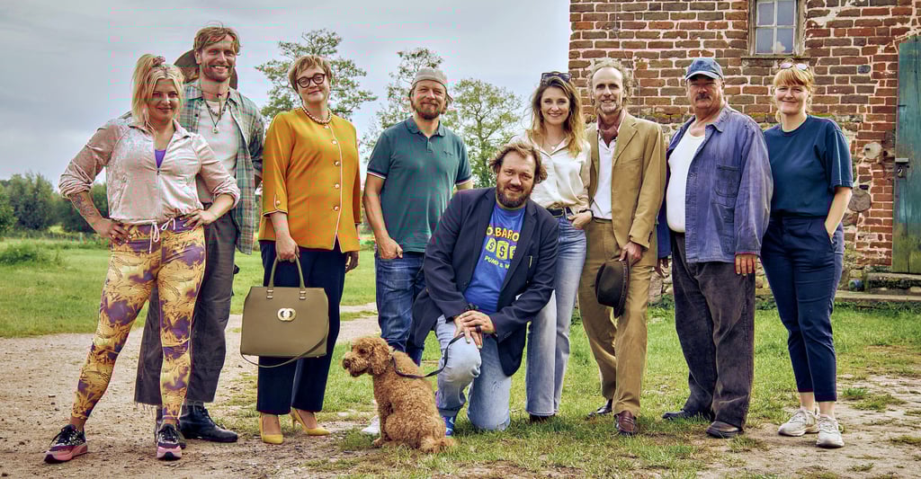 Die Komödie erzählt von einer polarisierten Stimmung in einer Dorfgemeinschaft in Sachsen-Anhalt. Mit dabei ist unter anderem Charly Hübner (mitte).
