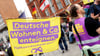 Ein Demonstrant hält eine Fahne mit der Aufschrift „Deutsche Wohnen und Co enteignen“.