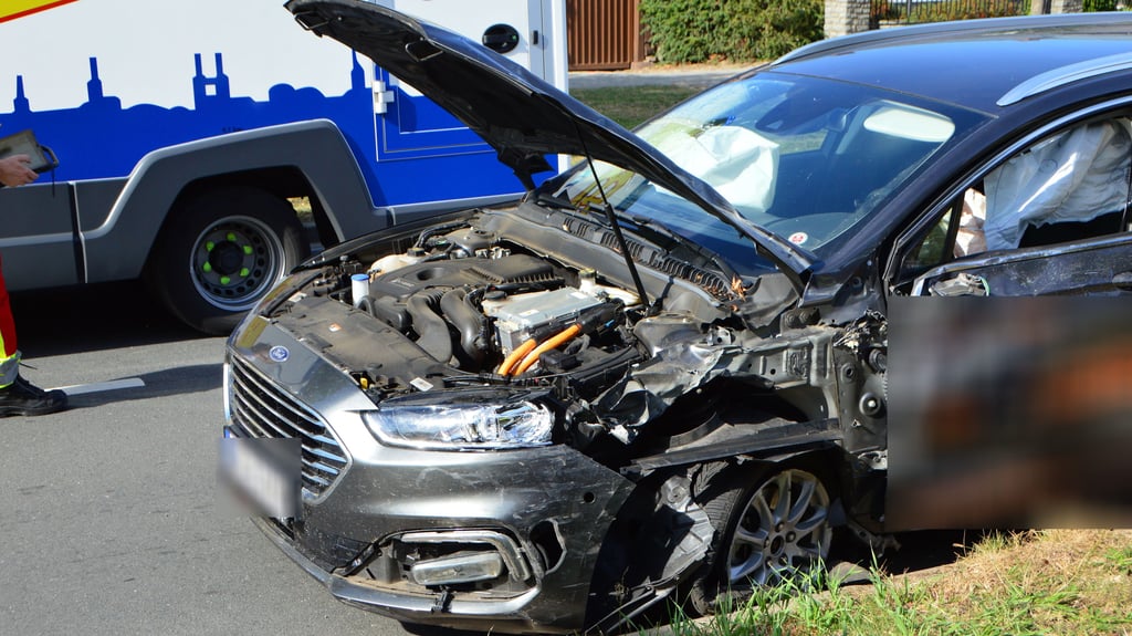 Der Pkw Ford kam nach dem Zusammenprall in Kläden auf der Gegenfahrbahn zum stehen.