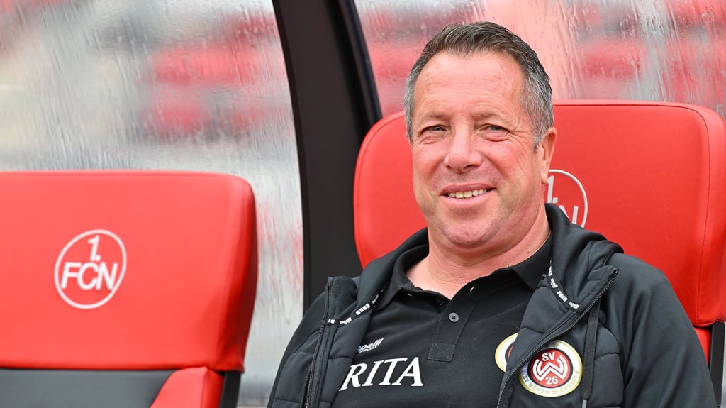 Markus Kauczinski auf der Bank des SVWW.