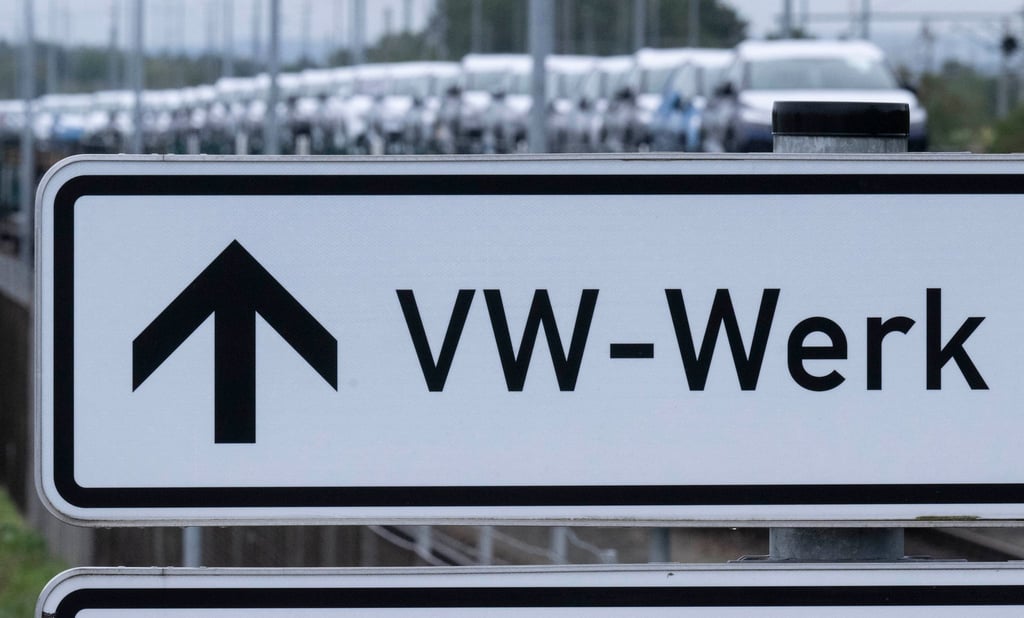 Ein Schild weist den Weg zum Werk von Volkswagen in Zwickau.