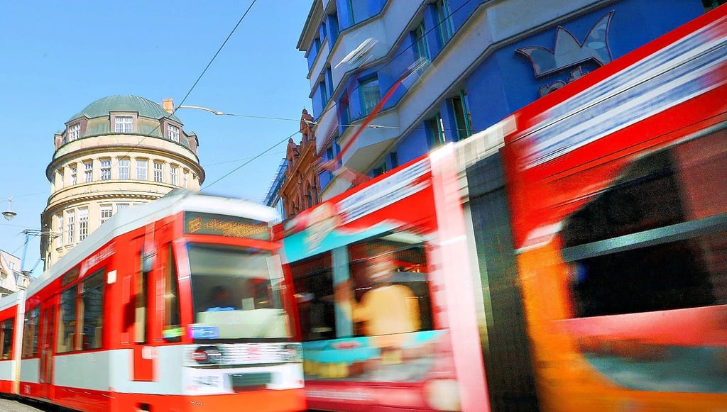 Herzstück des halleschen Nahverkehrs: Straßenbahnen in der Innenstadt