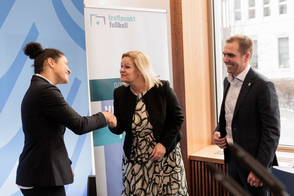 Bundesinnenministerin Nancy Faeser (M.) mit DFB-Vizepräsidentin Celia Sasic EM-Turnierdirektor Philipp Lahm.