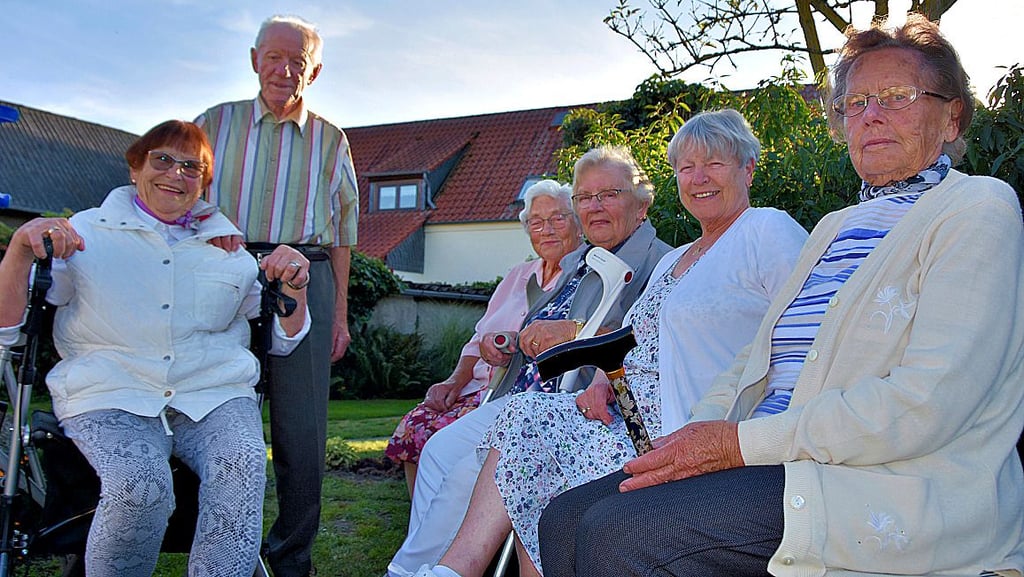 Auch Lisa Bortfeldt (v.l.; 91 Jahre), Herbert Ernst (88), Gerda Busse (88), Anneliese Ernst (85), Ingrid Hofmann (80) und Erika Görsch (87) verfolgen die Enthüllung des Steins. Der Koloss mit Gedenktafel soll an die Geschichte von Grauingen erinnern.