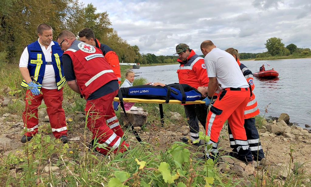 Jetzt muss es schnell gehen: Zwei Frauen sind am Sonnabend von der Wasserrettung aus der Elbe gebrorgen worden und vom Sanitätsdienst des DRK übernommen worden.