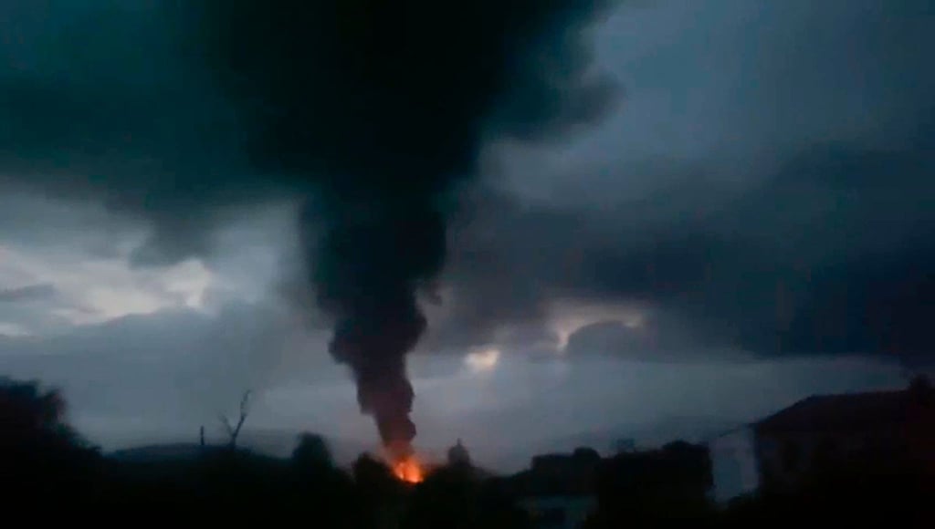 Rauch steigt nach der Explosion eines Tanklagers in Berg-Karabach auf.