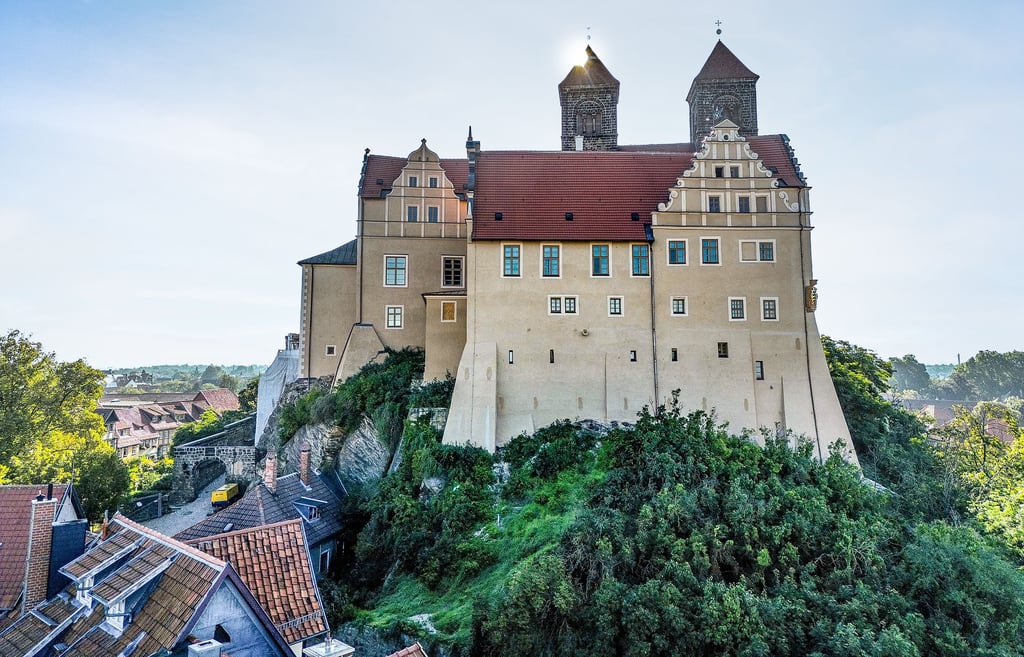 Zeigt sich wieder im Barockkleid: der Stiftsberg in Quedlinburg. Abgeschlossen sind die notwendigen Arbeiten hier noch lange nicht - geschweige denn gegenüber dem Fördergeldgeber abgerechnet.