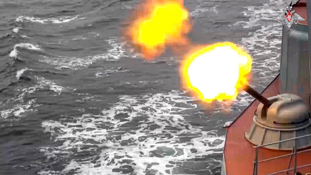 Ein Kriegsschiff der russischen Schwarzmeerflotte feuert während einer Marineübung im Schwarzen Meer. Wäre das auch jetzt noch möglich?