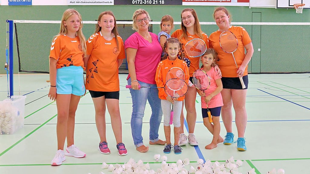 Trainingsgruppe in Schönhausen mit Familie Burggraf in der Mitte, rechts stehen Constanze Kämpfer und ihre Tochter Marie.