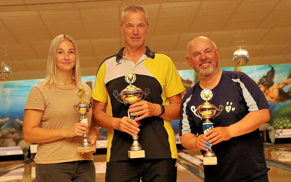Donald Walther (Mitte) hat am Sonntagabend die 43. Jessener Stadtmeisterschaft im Bowling für sich entschieden. Rang zwei belegt Heiko Zweering, Platz drei Sophie Weber.