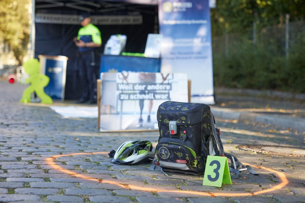 Bei der bundesweiten Verkehrssicherheitsaktion wird in Berlin von Polizisten eine Präventivaktion zu Alkohol und Drogen und Ablenkung im Straßenverkehr durchgeführt.