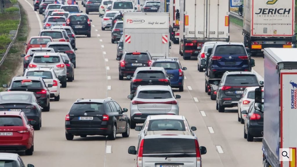 Zu einem Stau kommt es derzeit nach einem Unfall auf der Autobahn A36 im Harz bei Blankenburg. Symbolbild: