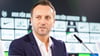 Sebastian Schindzielorz, Sportdirektor beim VfL Wolfsburg, spricht während einer Pressekonferenz.