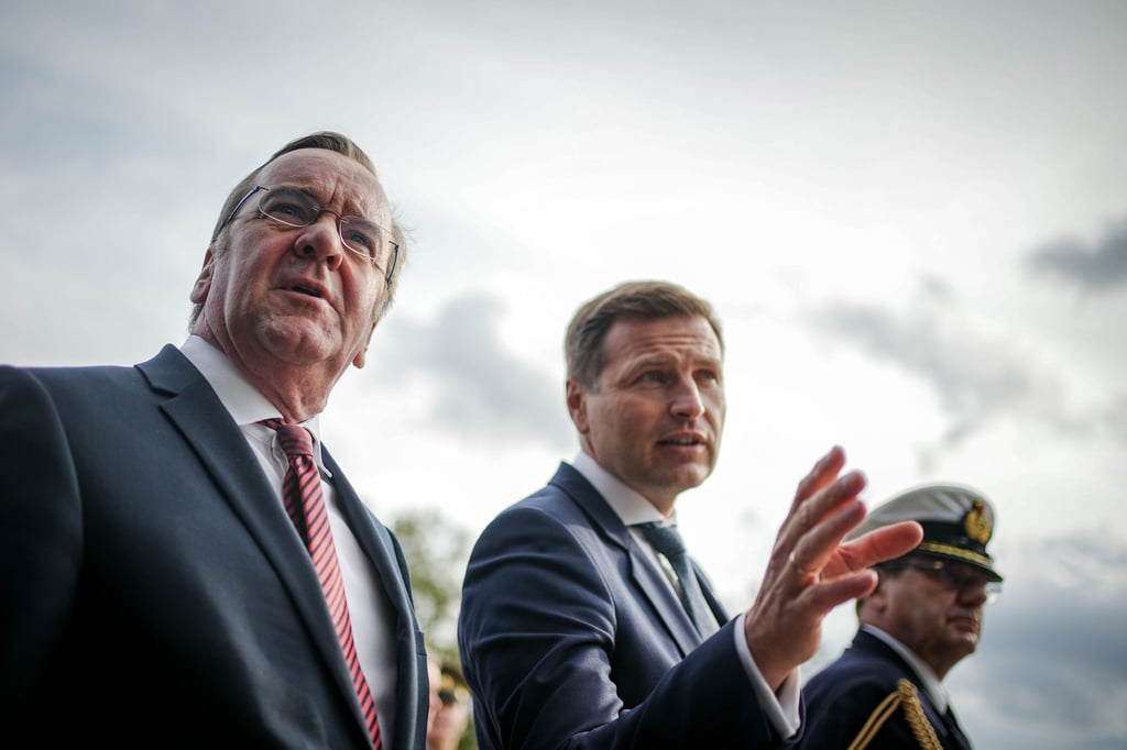 Bundesverteidigungsminister Boris Pistorius (l, SPD) mit seinem estnischen Amtskollegen Hanno Pevkur in Tallinn.
