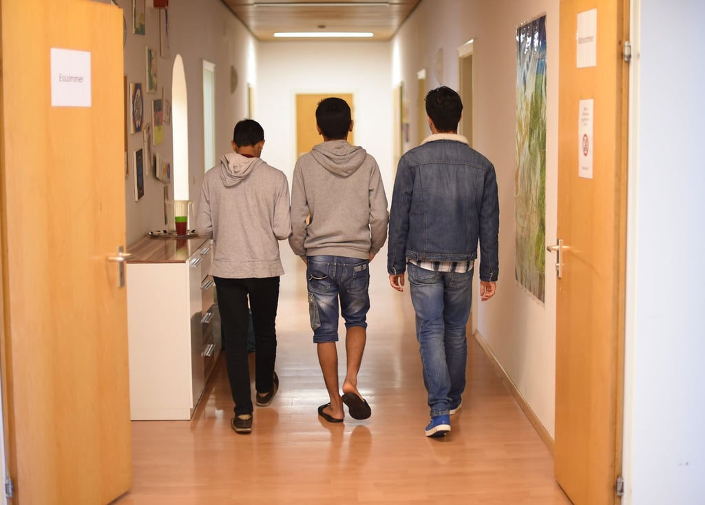 Unbegleitete minderjährige Ausländer laufen den Flur eines Kinder- und Jugendhilfezentrum entlang.