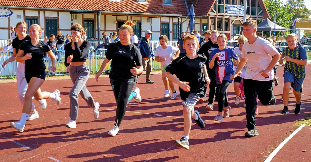 Schüler der Gemeinschaftsschule Wanzleben absolvieren den 800-Meter-Lauf im Bördestadion. Ihre Teilnahme war in das große Integrationssportfest mit eingebettet.