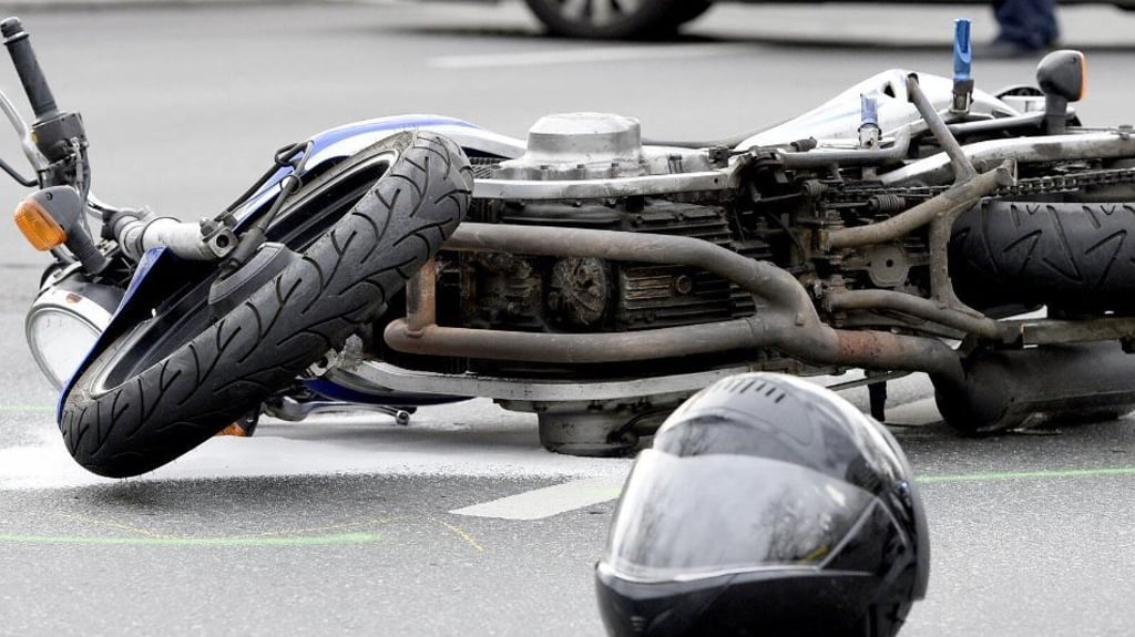 Ein Mopedfahrer ist auf der Bundesstraße B107 bei Genthin schwer verletzt worden. Der Grund für den Unfall: Ein Überholvorgang ging schief. Symbolbild: