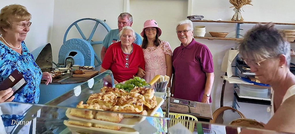 Duftender Streuselkuchen, gefüllte Streuselschnecken. Wie früher bei Nordmanns! Über die historische Backstube des Heimatvereins Hohenerxleben freut sich nicht nur die Vereinsvorsitzende Uschi Pennigsdorf (2. von rechts), vor allem auch die Witwe und der Sohn des Bäckermeisters Paul Nordmann, Helga (roter Pulli) und Eddi sind stolz, dass dieses handwerkliche Erbe des Dorfes erhalten bleibt.