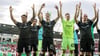 Fürths Torschütze Armindo Sieb (l) und die Mannschaft lassen sich nach dem Sieg von ihren Fans feiern.