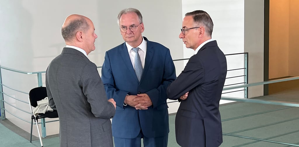 Kanzler Olaf Scholz (SPD), Sachsen-Anhalts Ministerpräsident Reiner Haseloff (CDU) und Leunas Chemiepark-Chef Christof Günther (von links) sprechen nach dem Gipfel über die Lage in den ostdeutschen Chemie.