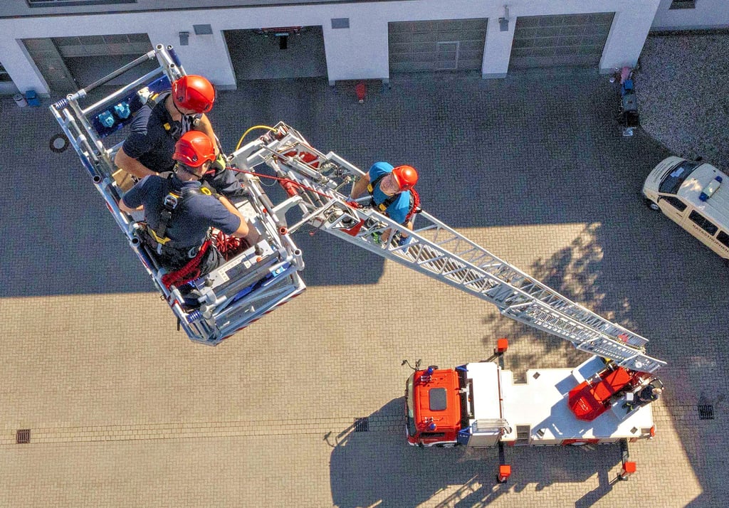 Schwindelfrei sollte man sein, wenn man die 30 Meter hohe Drehleiter erklimmt. Oben muss man sich ein Bild merken.