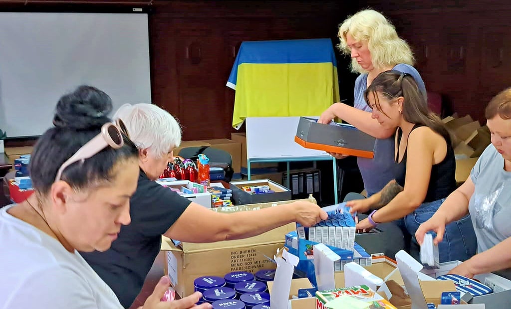 Fleißige Helfer haben in Staßfurt 50 Schuhkartons zusammengestellt. Diese werden in die Ukraine zu bedürftigen Kindern geschickt. Darin sind unter anderem Zahnbürsten, Zahnpasta, Stifte und Hefte, aber auch Süßigkeiten.