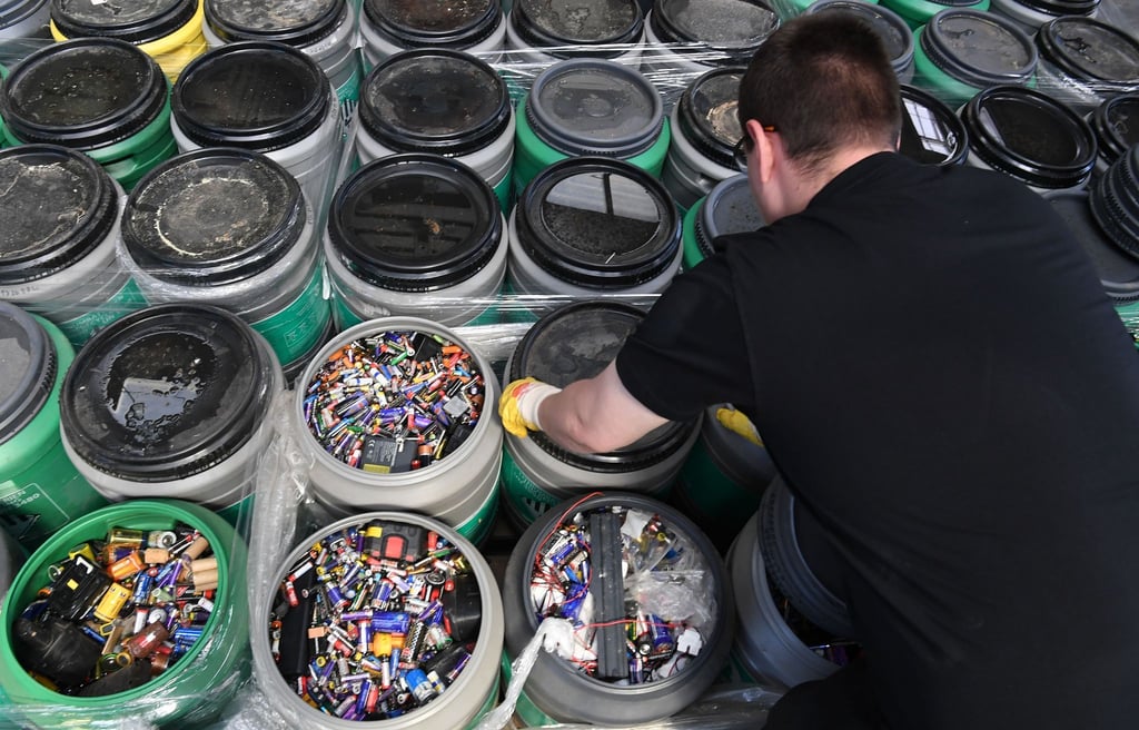 Mitarbeiter sortieren Batterien.